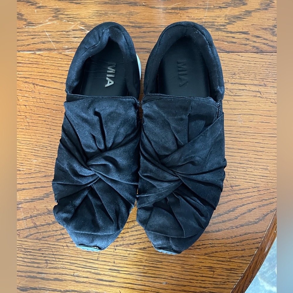 Size 10 Black Knot Women’s Fashion Sneakers